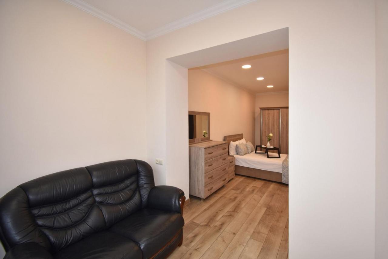 2 Bedroom Apartment, Quiet And Spacious เยเรวาน ภายนอก รูปภาพ