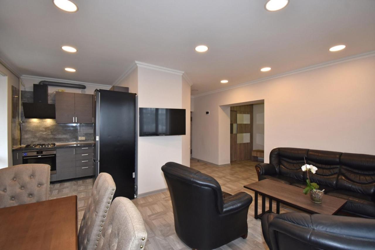 2 Bedroom Apartment, Quiet And Spacious เยเรวาน ภายนอก รูปภาพ